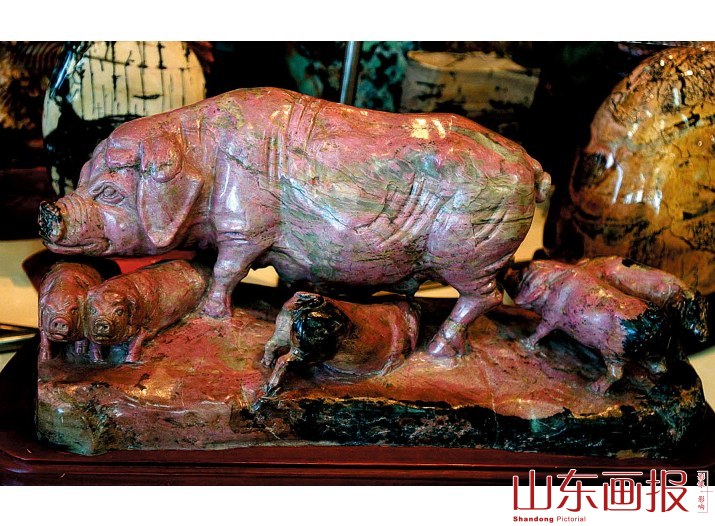 玫瑰大理石石雕品“亲情猪”