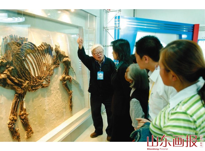古生物化石吸引了世界各地的旅游者