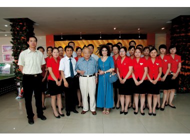 乔羽先生及夫人与领秀城工作人员合影留念