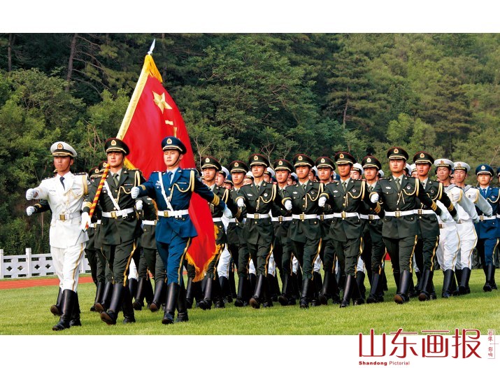 着礼宾服的陆海空三军仪仗队