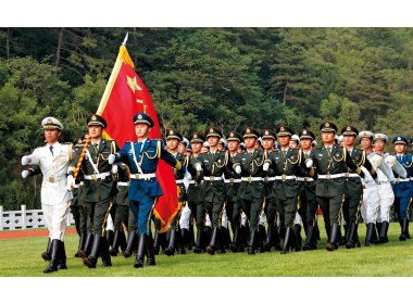 着礼宾服的陆海空三军仪仗队