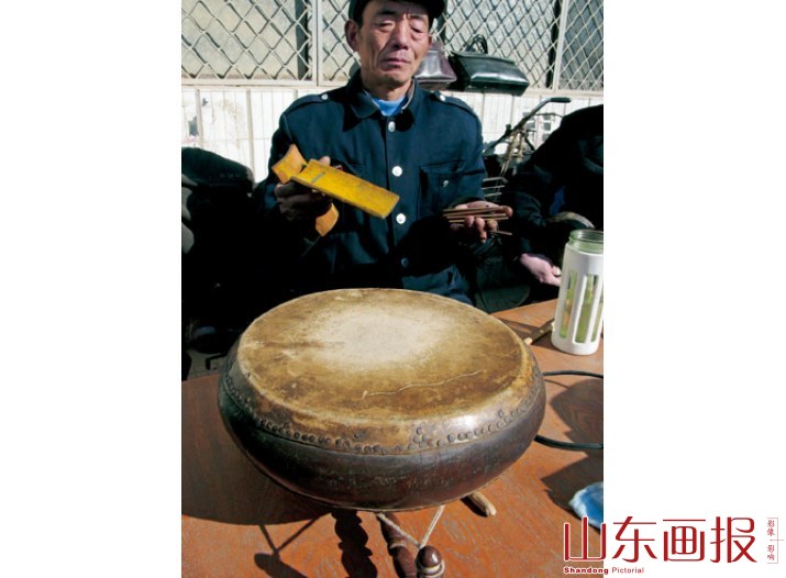 表情有些落寞