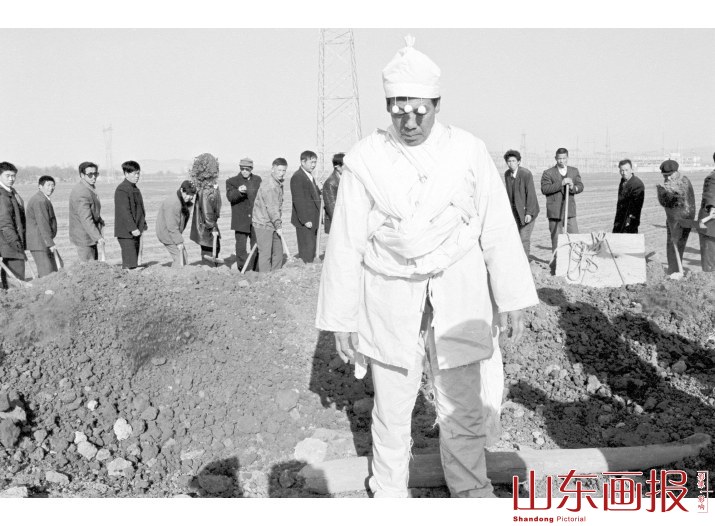 1999年，陕西，在新坟前不忍离去的孝子