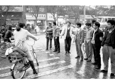 西安街头交通指挥人员用“人墙”维持交通次序