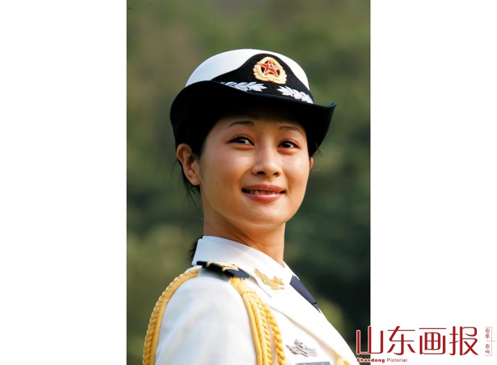 着空军礼服的女军官