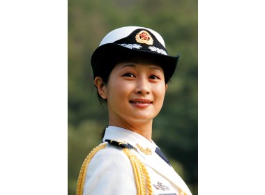 着空军礼服的女军官