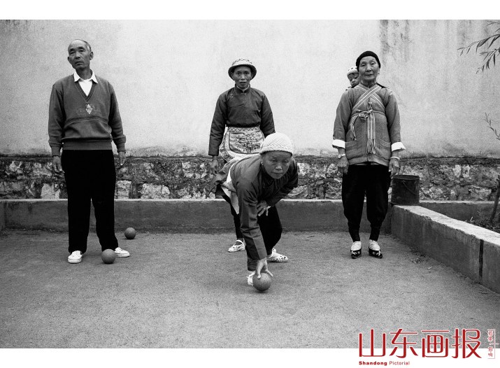 小脚女人们能将1公斤重的铁球掷向远方