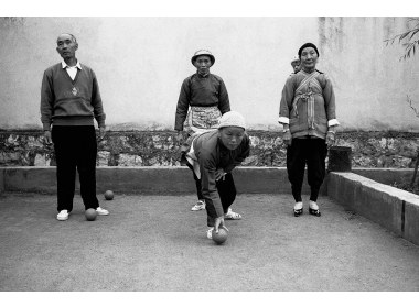 小脚女人们能将1公斤重的铁球掷向远方