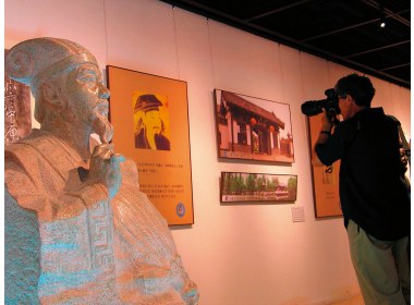 诸葛亮、王羲之等临沂文化名人引起参观者的极大兴趣