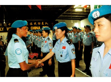 联海团官员为女队员授勋
