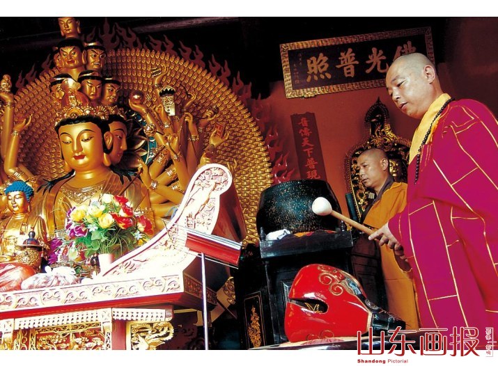 印慈法师正在做佛事