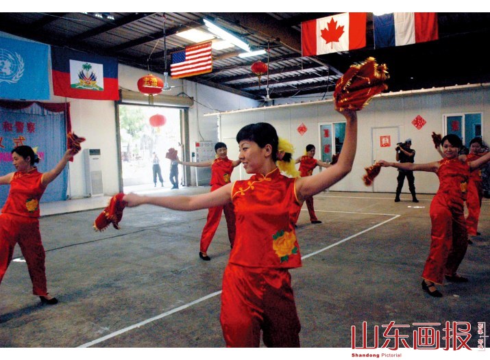 防暴队员表演舞蹈