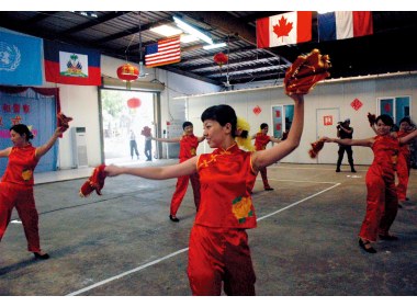 防暴队员表演舞蹈