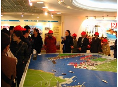 先到展室参观再去实景游览会对青岛港有更深的了解