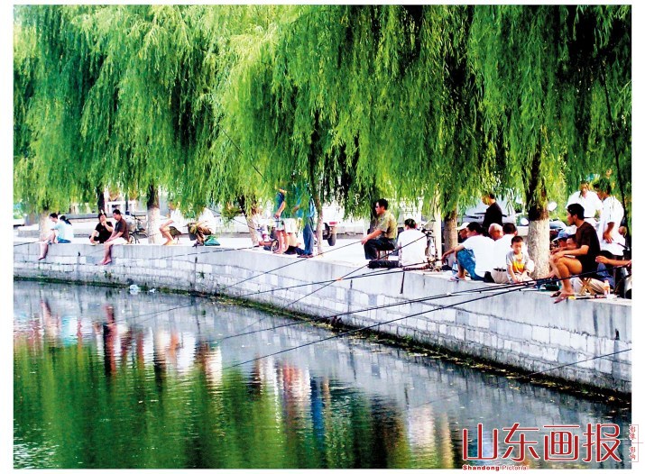 百花洲畔的垂钓者
