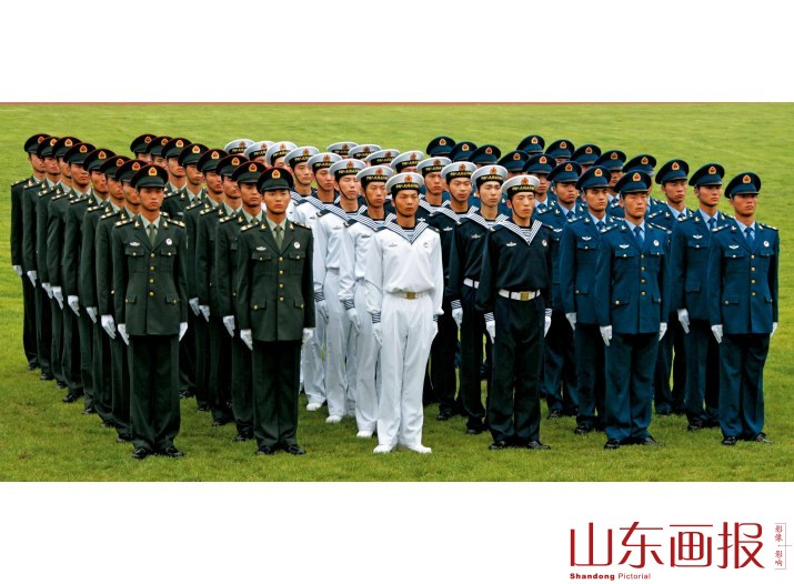 着春秋常服的海陆空三军士兵