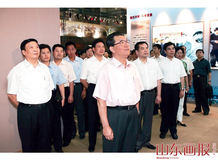 中共中央政治局常委李长春等观看展览