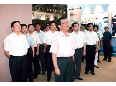 中共中央政治局常委李长春等观看展览