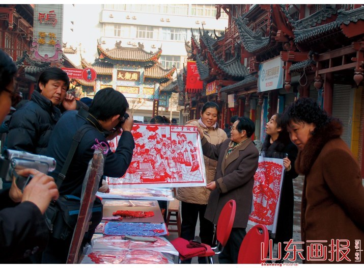 新春文化艺术博览会上，剪纸艺术引起参观者极大兴趣