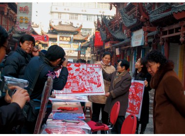 新春文化艺术博览会上，剪纸艺术引起参观者极大兴趣
