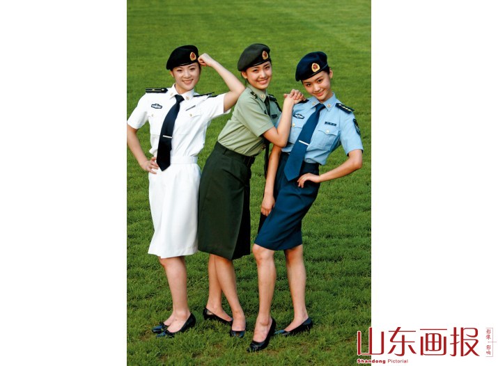 着夏常服的海陆空三军女军官