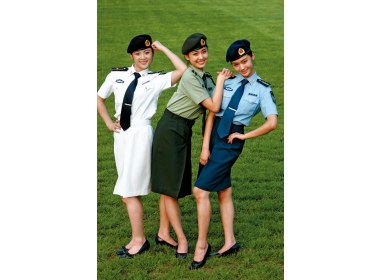 着夏常服的海陆空三军女军官