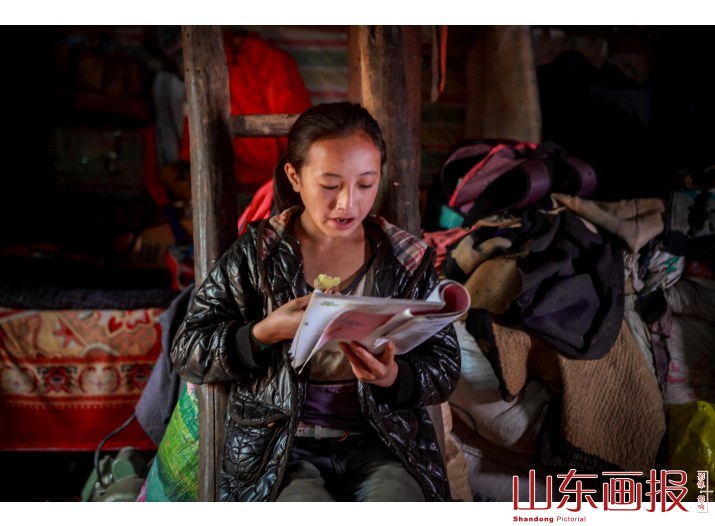 组图：自强不息的彝族女孩——边吃饭边读书
