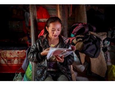 组图：自强不息的彝族女孩——边吃饭边读书
