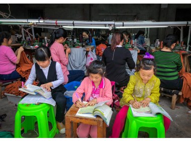 制衣厂里的读书娃（2）