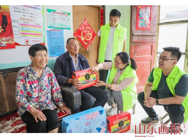 山东滕州：团员青年暖心助老爱不变