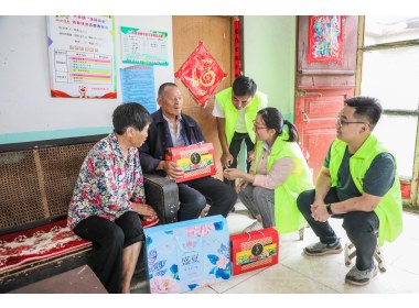 山东滕州：团员青年暖心助老爱不变