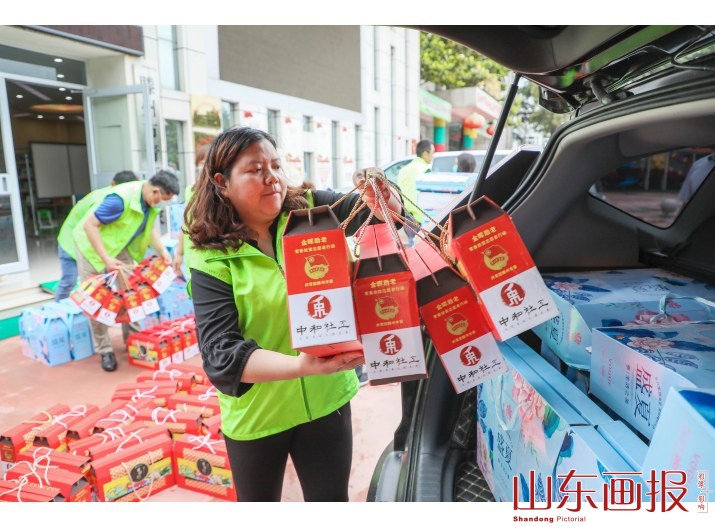 山东滕州：团员青年暖心助老爱不变