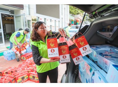 山东滕州：团员青年暖心助老爱不变