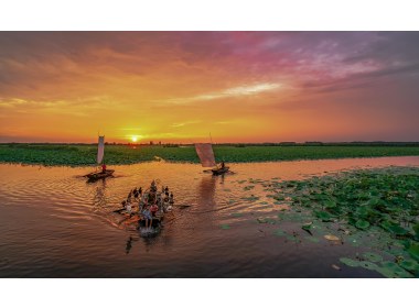 白帆点点夕阳西下鹰舟唱晚