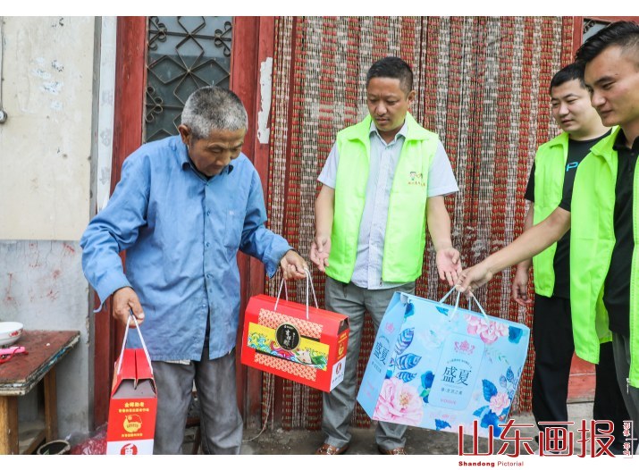 山东滕州：团员青年暖心助老爱不变