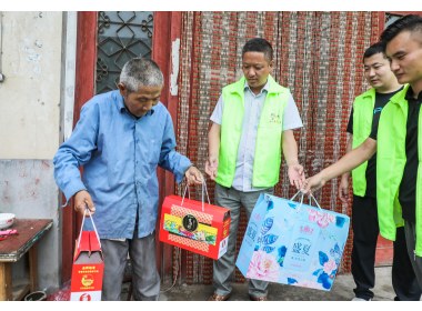 山东滕州：团员青年暖心助老爱不变