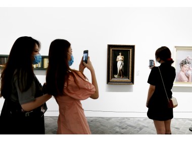 美术馆内的油画展览