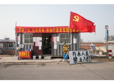 党旗飘扬在社区战“疫”一线