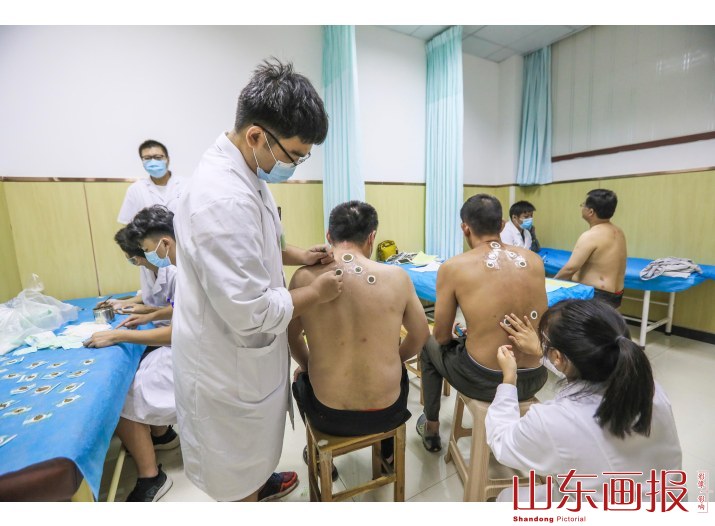 山东滕州：“冬病夏治”入伏时