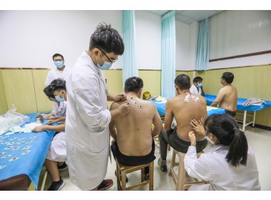 山东滕州：“冬病夏治”入伏时