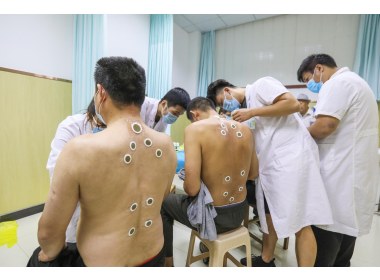 山东滕州：“冬病夏治”入伏时