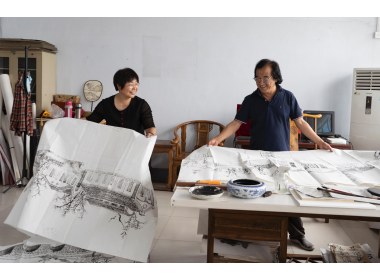 王永新夫妻为坊茨小镇作画
