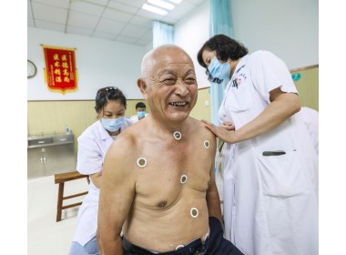 山东滕州：“冬病夏治”入伏时