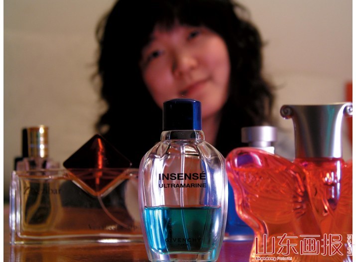女人与香水合影