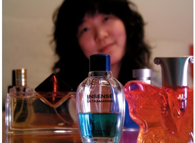女人与香水合影
