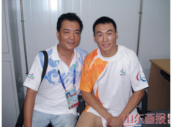 与残奥会开幕式主火炬手侯斌合影