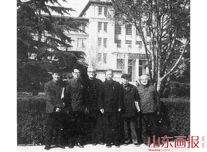 杨向奎先生与赵俪生、王仲荦、庞朴等学者在一起