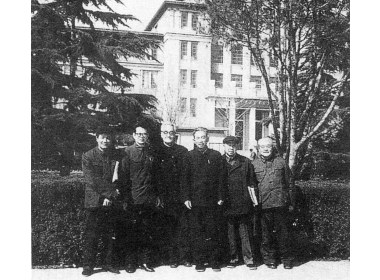 杨向奎先生与赵俪生、王仲荦、庞朴等学者在一起