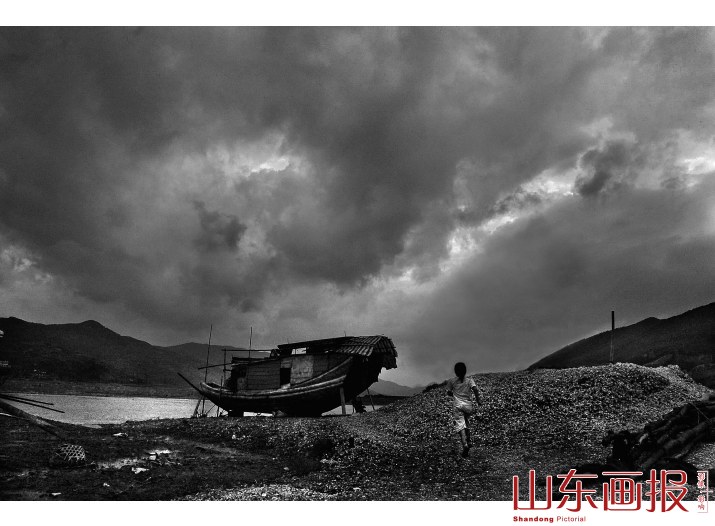 连家船上的渔民们世世代代生活在水的世界里