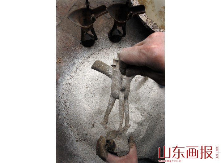 给蜡模裹浆后粘沙